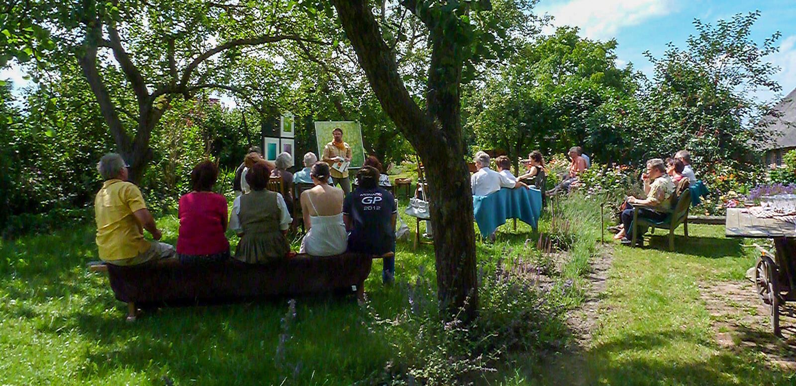 Olaf Hoppe with guests in the garden